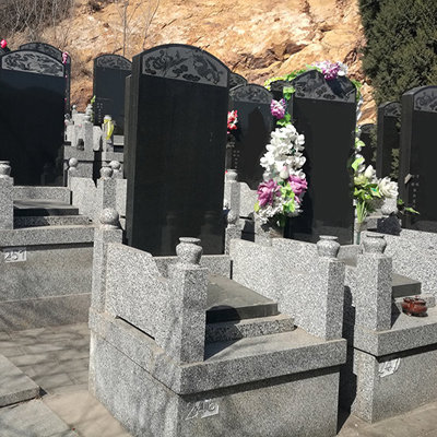 天山陵园立碑