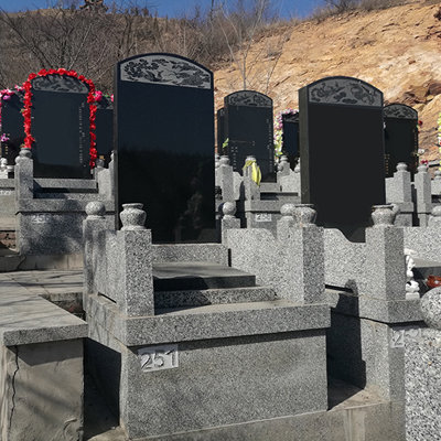 天山陵园立碑
