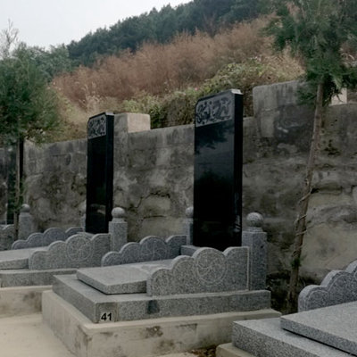 归山陵园立碑