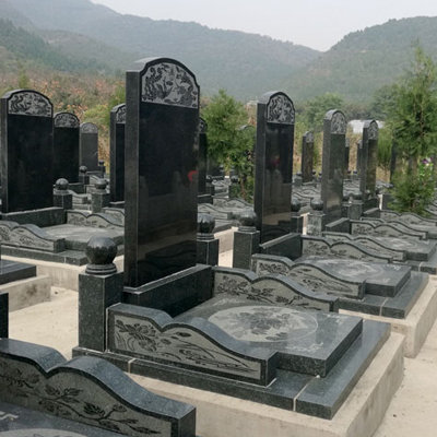 归山陵园立碑
